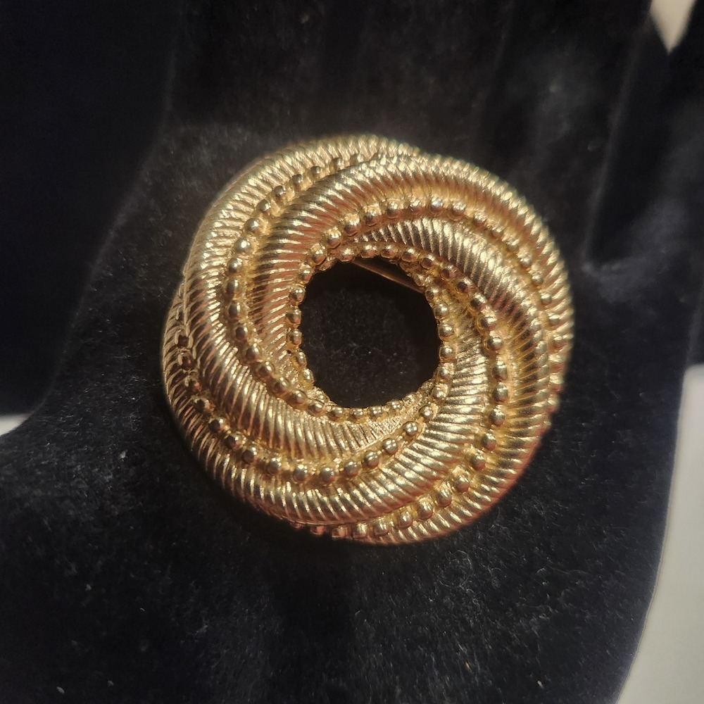 Vintage Trifari Gold Tone Circle Brooch Textured Rope Beaded Wreath Pin Signed - Picture 2 of 9